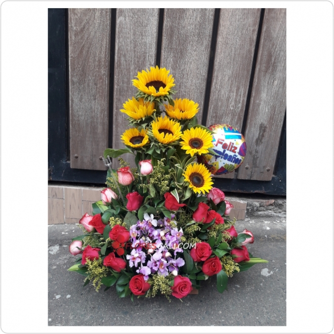 Arreglo rosas, hortensias y girasoles día de la Madre