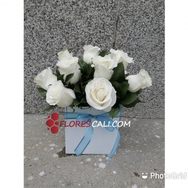 Cubo de rosas blancas