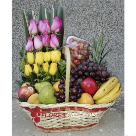 Canasta de frutas y rosas día de la Madre