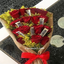 Flores en Escalera y Hersheys flores y rosas Dia de la Madre