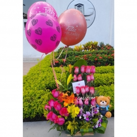 Arreglo floral globos y peluches en cali